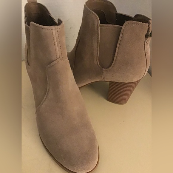 Koolaburra By Uggs women beige suede Chelsea heel boots US 10 - Picture 3 of 12